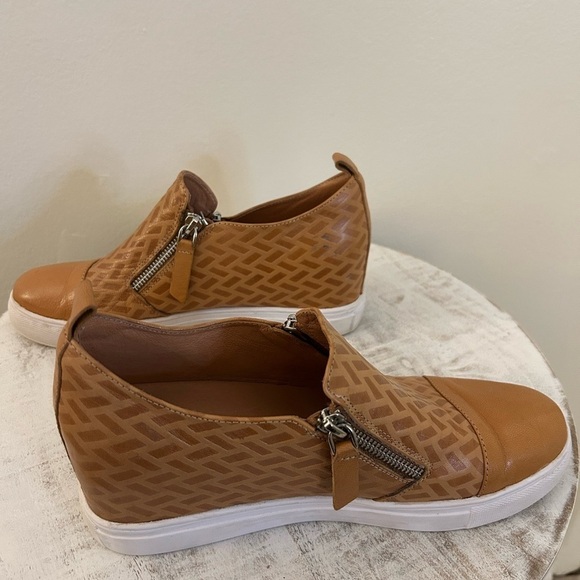 All Black Shoes - Tan Slip-On leather Sneakers women with Patterned Design size 9 with a side zipp